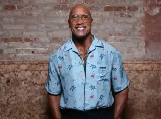 Magro e abatido, Dwayne Johnson assusta fãs no Festival de Cinema de Veneza