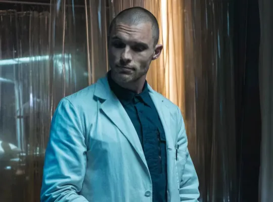 Ed Skrein interpretará Baldur na adaptação de God of War.
